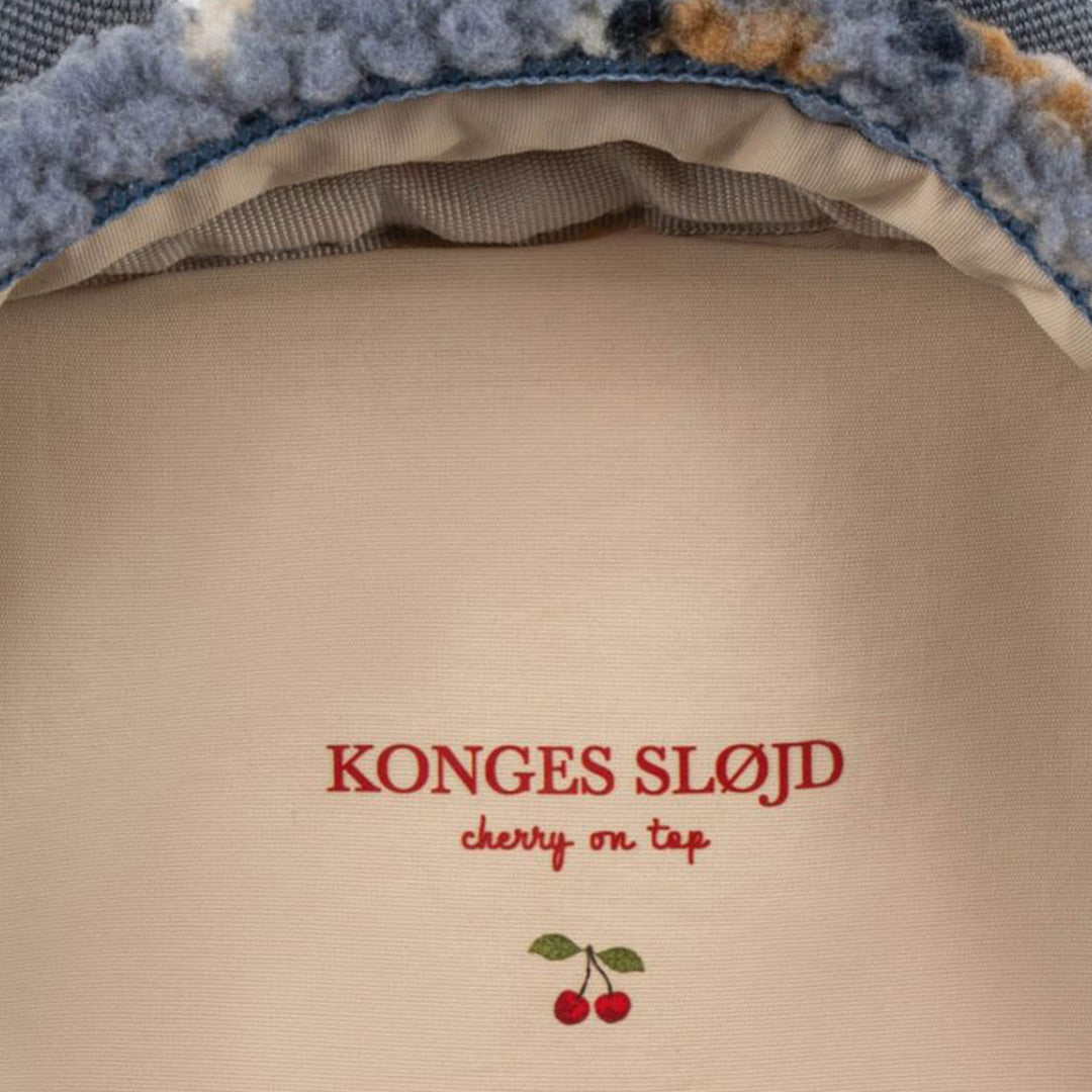 Detail van de binnenvoering van de Konges Sløjd kleuterrugzak met merknaam en kersillustratie.