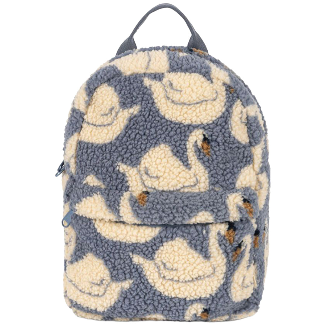 Konges Sløjd kleuterrugzak met blauw teddy materiaal en crèmekleurige zwanen, van voren gezien.