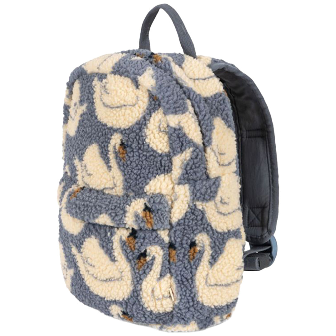 Konges Sløjd kleuterrugzak met blauw teddy materiaal en zwanenpatroon, schuin van voren gezien.