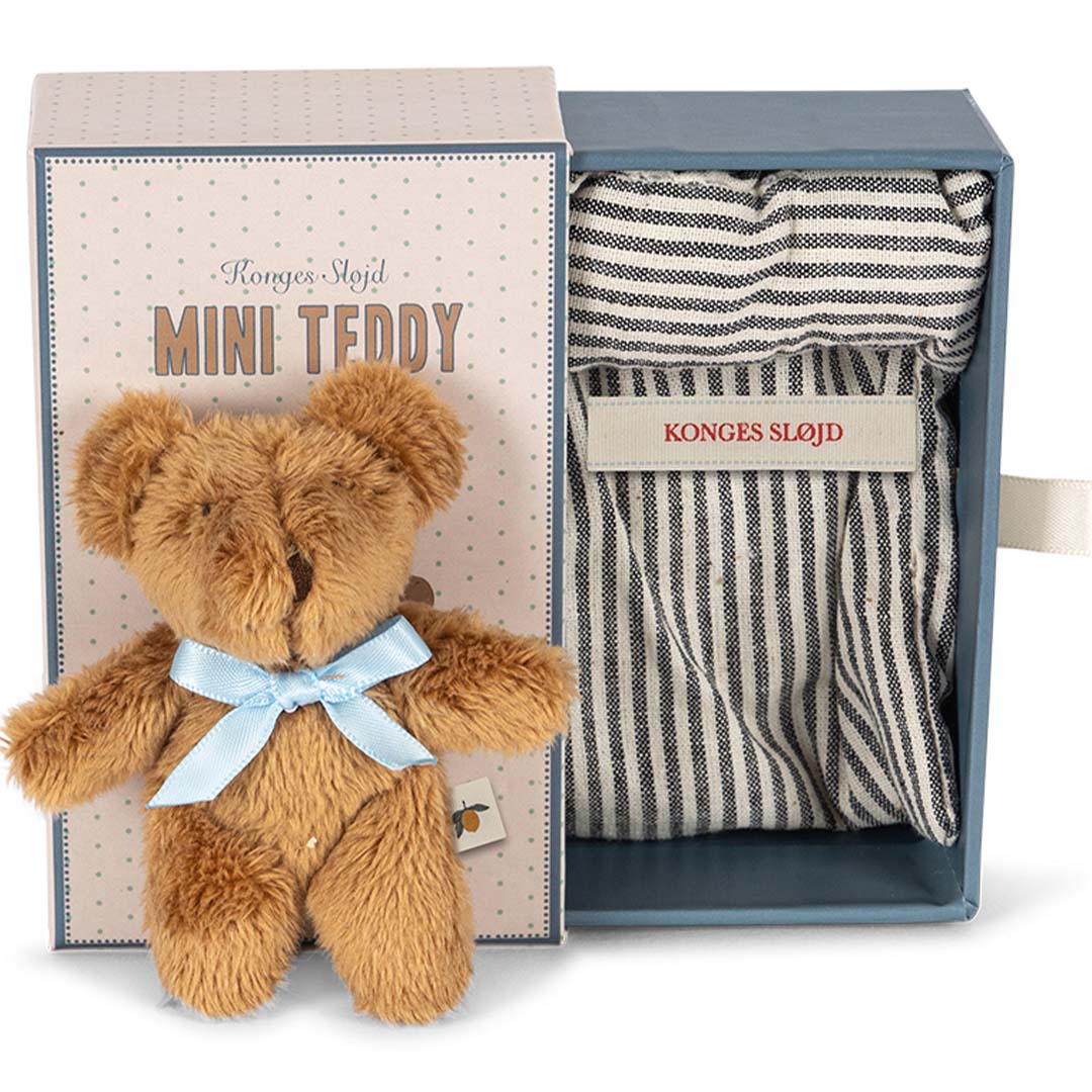 Konges Sløjd pluchen mini teddybeer met blauwe strik naast de open geschenkdoos.