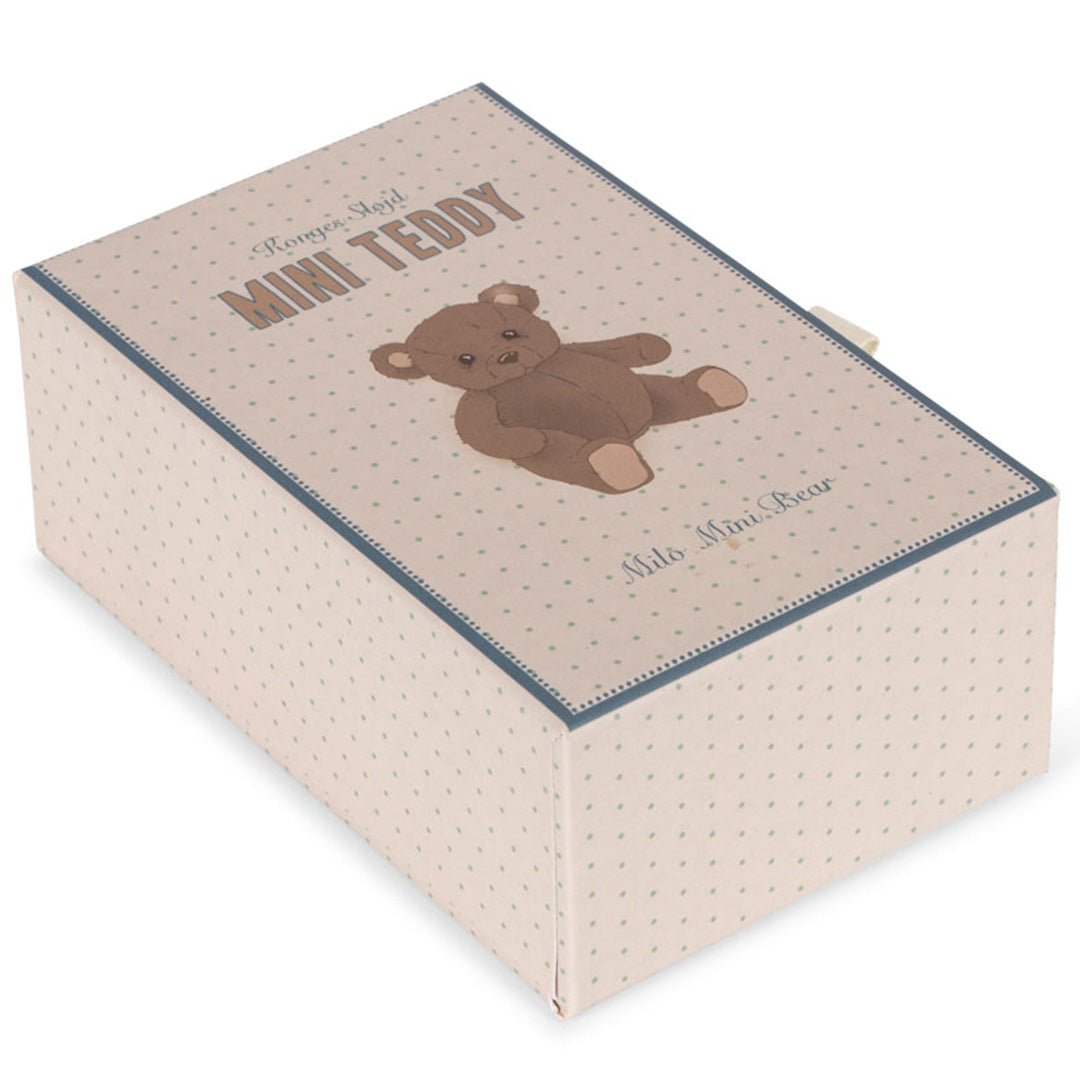 Gesloten geschenkdoos van de Konges Sløjd mini teddybeer met tekst en een teddybeer illustratie.