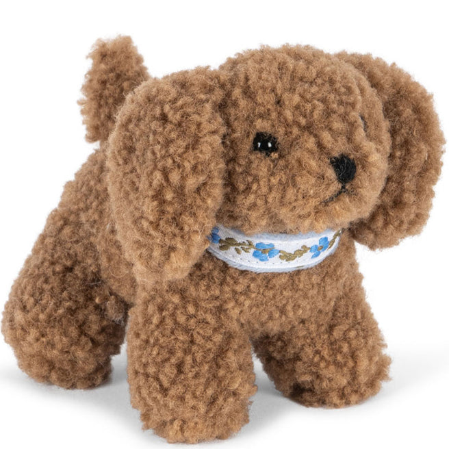 Konges Sløjd bruine knuffelhond rammelaar met gebloemde halsband, schuin van voren.