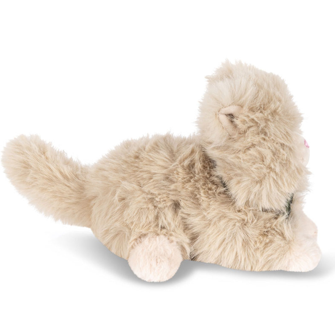 Zijaanzicht van de Konges Sløjd pluchen kat Pilou met beige vacht.