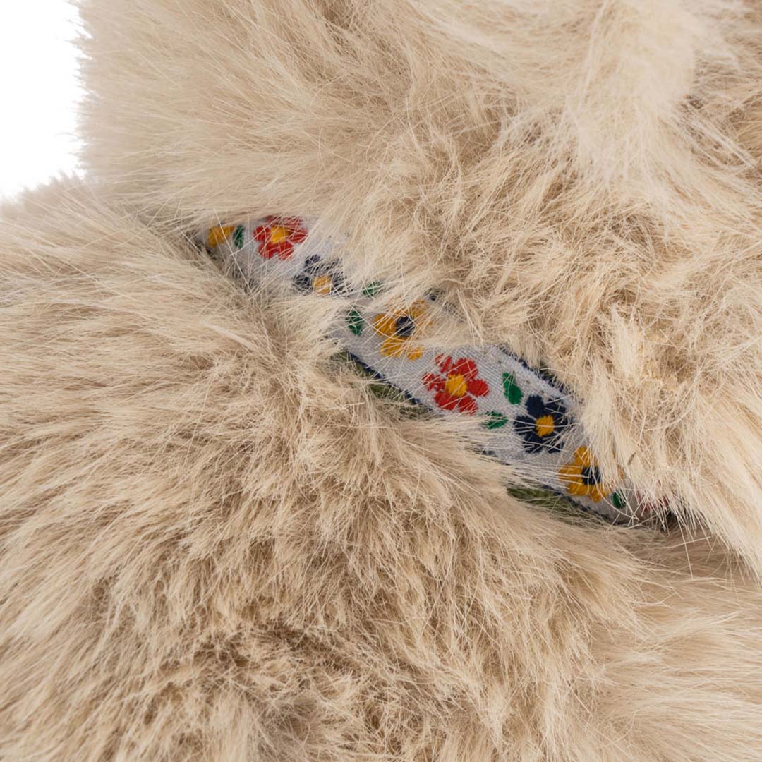 Detail van de gebloemde stof onder de vacht van de pluchen kat.