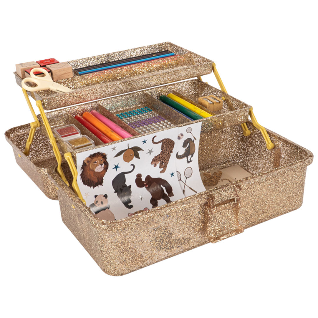 Konges Sløjd gouden glitter knutselset met twee open lagen vol stiften, potloden, stempels en dierstickers.