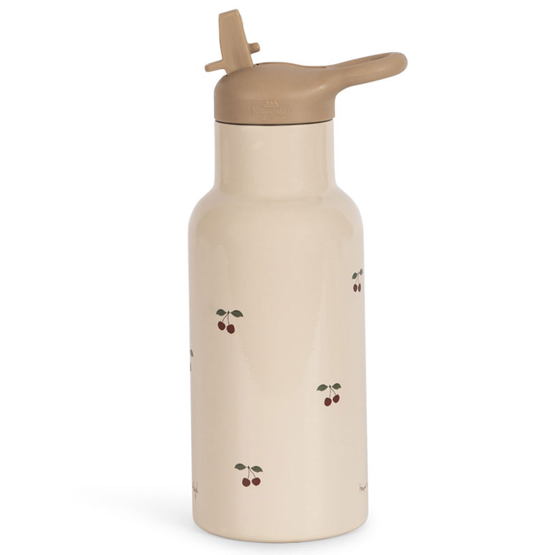 Konges Sløjd beige kinderwaterfles met kersenpatroon en bruine drinktuit.