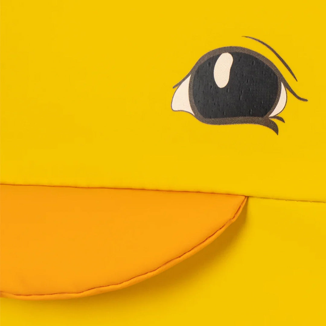 Detailopname van het oog en de oranje snavel van de gele eenden peuterrugzak.