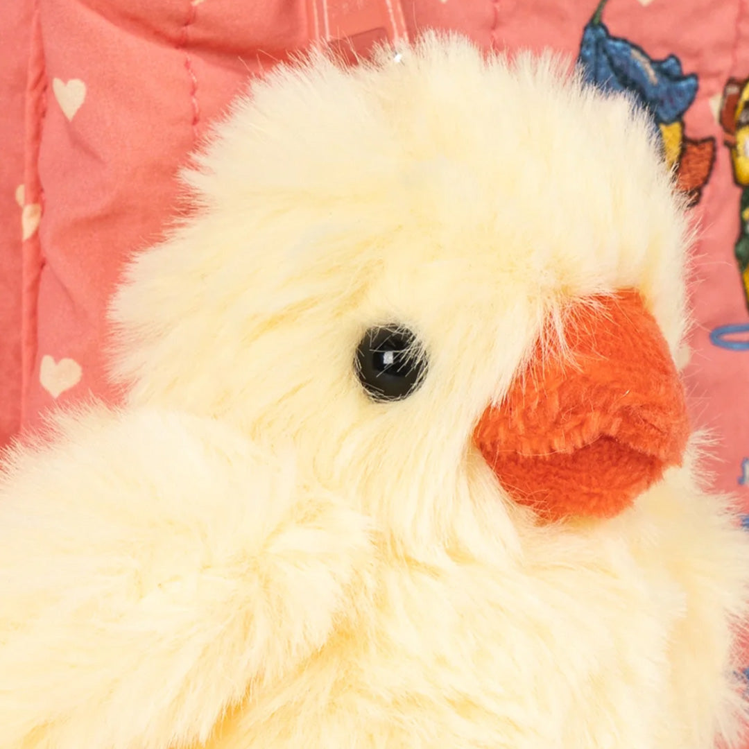 Detail van de pluizige gele eendensleutelhanger met zwarte ogen en oranje snavel.