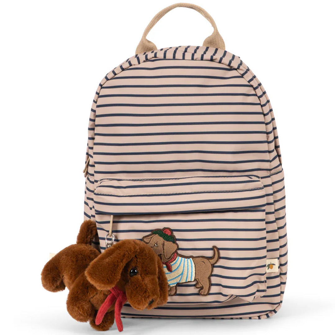Konges Sløjd peuterrugzak met beige en marineblauwe strepen, een geborduurde hond en een pluche hond sleutelhanger.