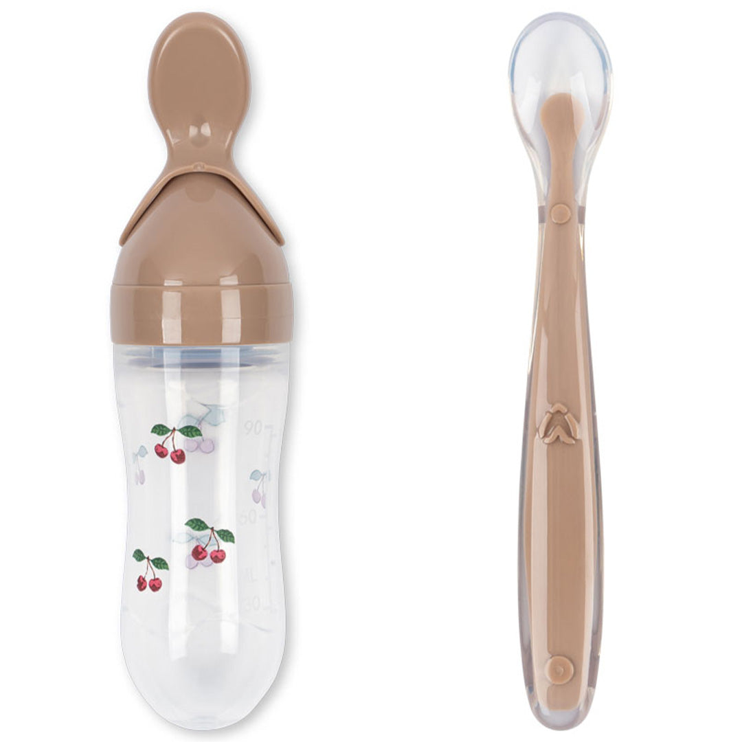 Konges Sløjd babybestekset met beige voedingsfles met kersenprint en losse lepel.