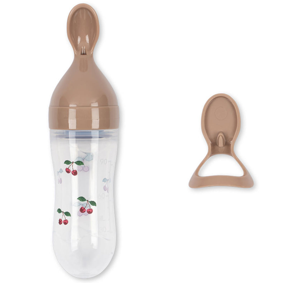 Konges Sløjd babybestekset met beige voedingsfles met kersenprint en losse beschermdop.