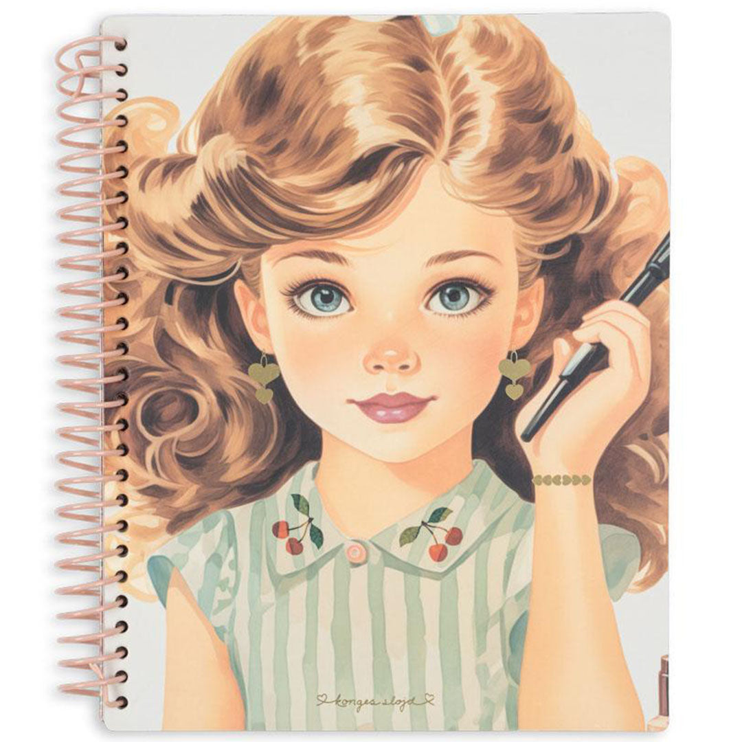 konges sløjd Glam Me Up stickerboek met illustratie van een meisje met krullend haar en een make-upkwast op de voorkant.