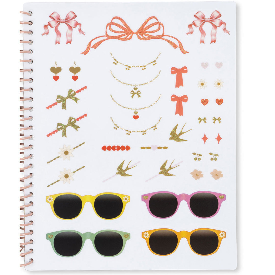 Een pagina uit het stickerboek met diverse mode-accessoire stickers, waaronder zonnebrillen, strikken en kettingen.