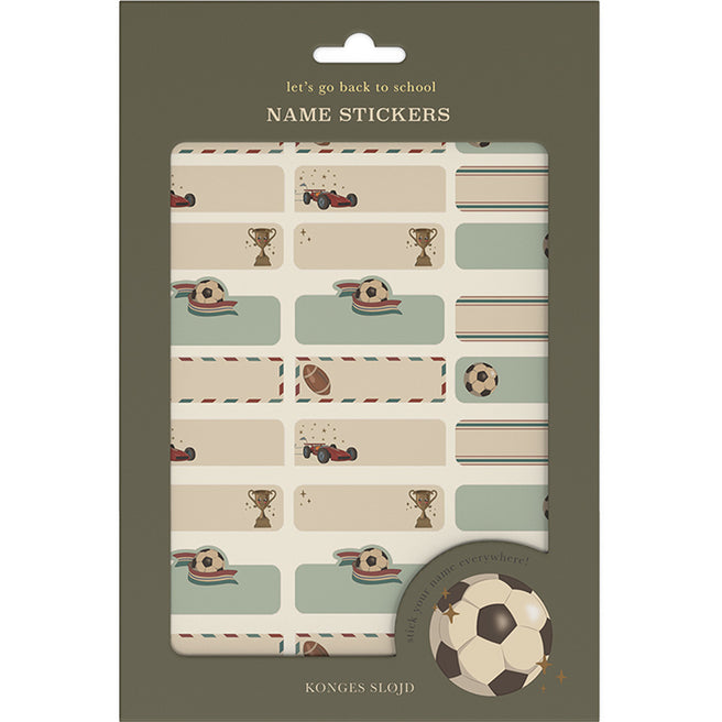 Verpakking van Konges Sløjd naamstickers met beige stickers met sport- en voertuigfiguren.