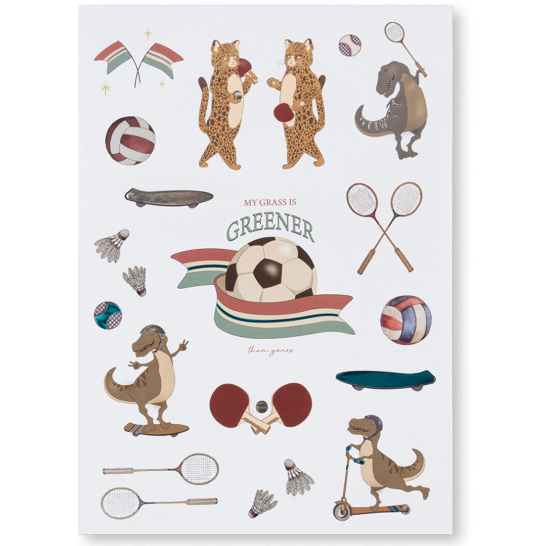 Vel met Konges Sløjd stickers van sportende dinosaurussen en luipaarden, diverse sportartikelen en de tekst "MY GRASS IS GREENER".