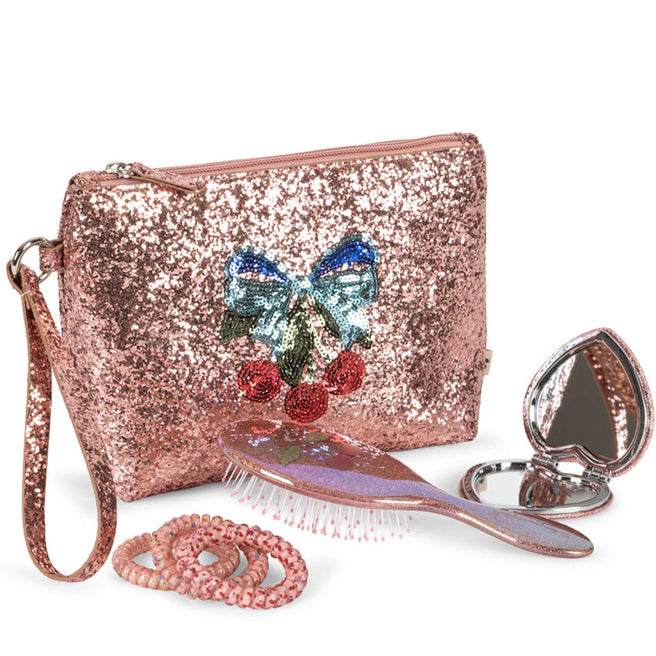 Konges Sløjd glitter roze speelgoed toilettas set met kersen en strik, inclusief borstel, spiegel en haarelastiekjes.