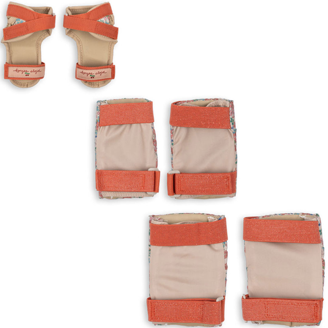 Achterkant van de Konges Sløjd valbescherming set met oranje klittenbandsluitingen.