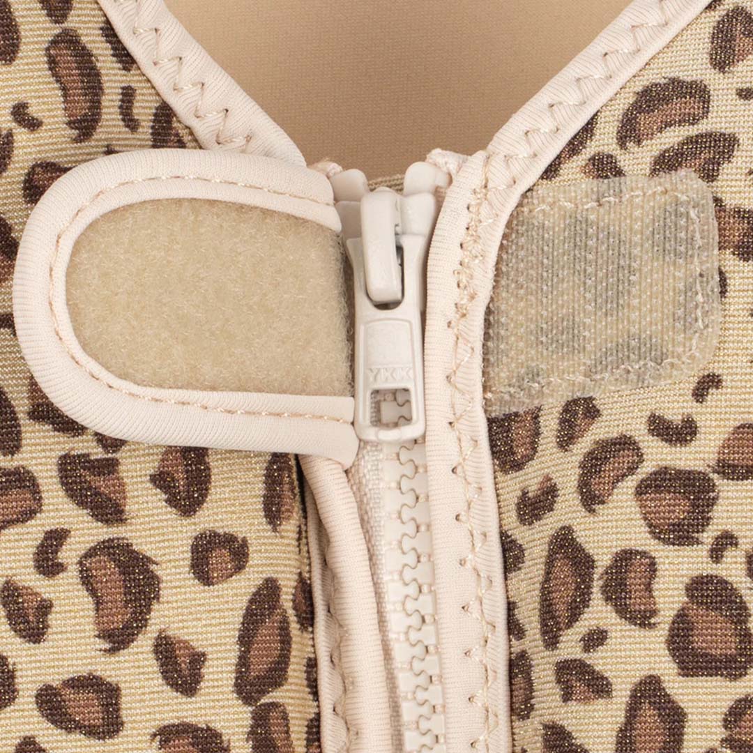 Detail van de ritssluiting en klittenbandsluiting van het zwemvest met luipaardprint.