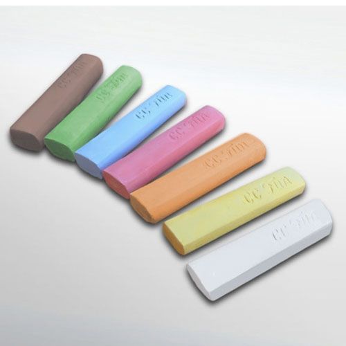 Zeven stuks ökonorm eco stoepkrijt in verschillende kleuren, diagonaal naast elkaar liggend.