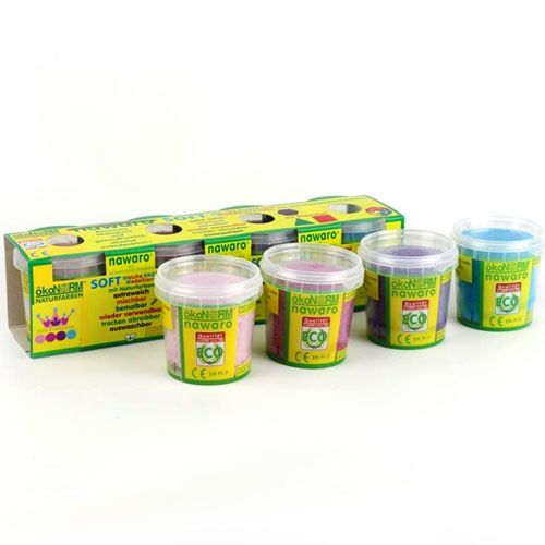 ökonorm set met vier potjes zachte, veelkleurige klei in roze, paars, blauw en donkerroze, naast de verpakking.