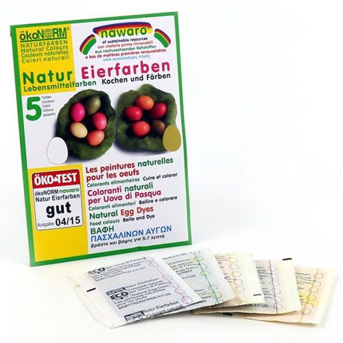 ökonorm verpakking van natuurlijke eierverf met vijf losse zakjes kleurstof ernaast.