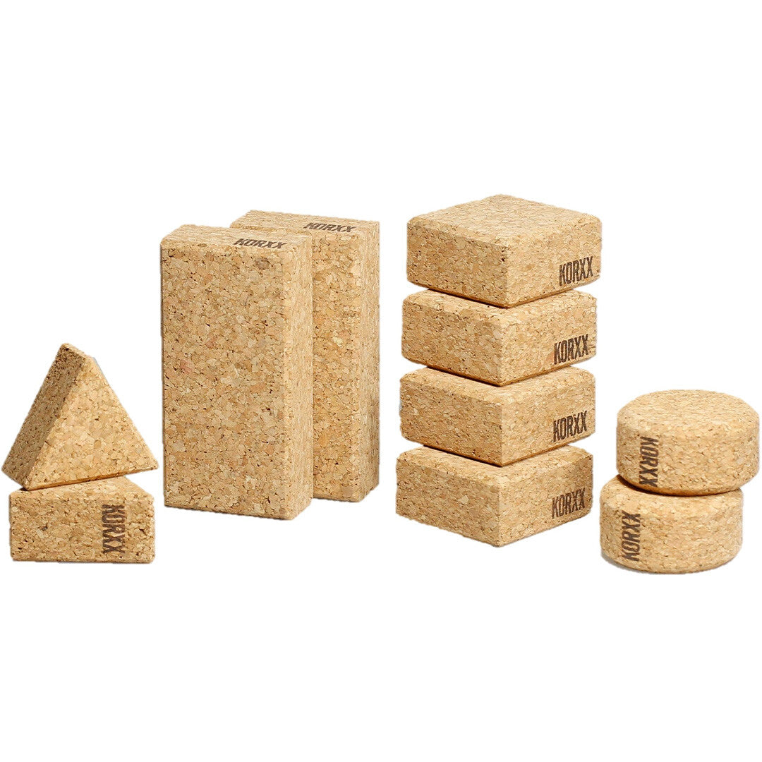 Een collectie KORXX kurk baby bouwblokken in diverse geometrische vormen.