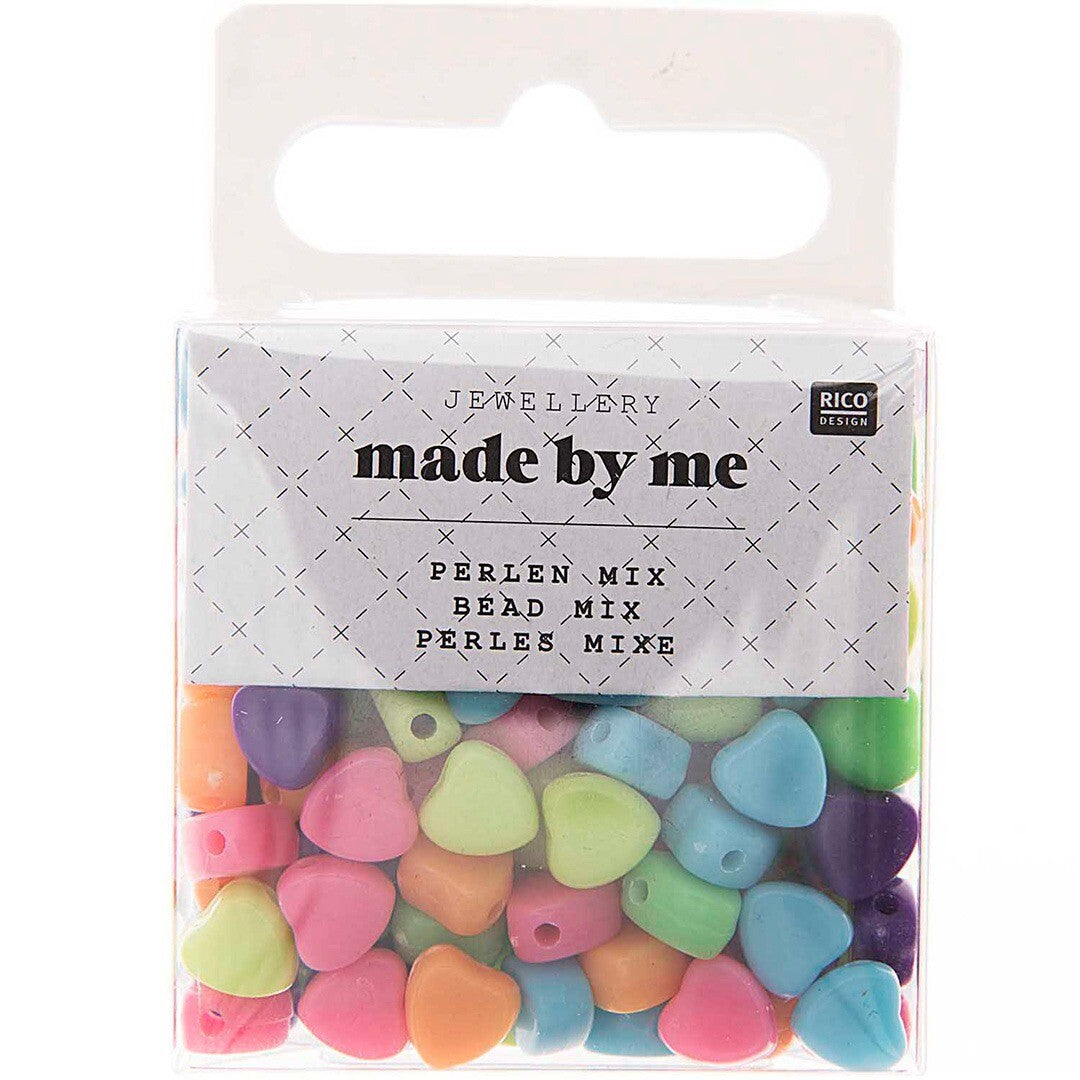 Rico Design verpakking van een kralenset met veelkleurige hartvormige plastic kralen.