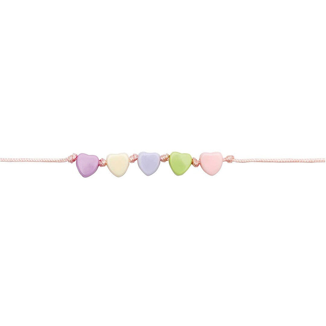 Een armband gemaakt van vijf pastelkleurige hartjeskralen en kleine roze kraaltjes op een roze koord.