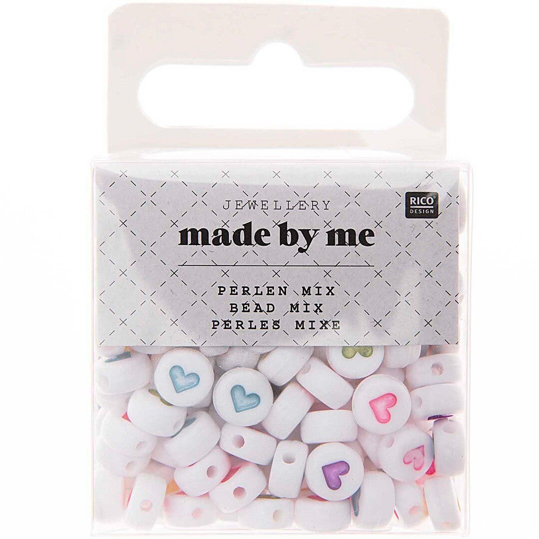 Rico Design kralenset met witte ronde kralen met pastelkleurige hartjes, getoond in de verpakking.