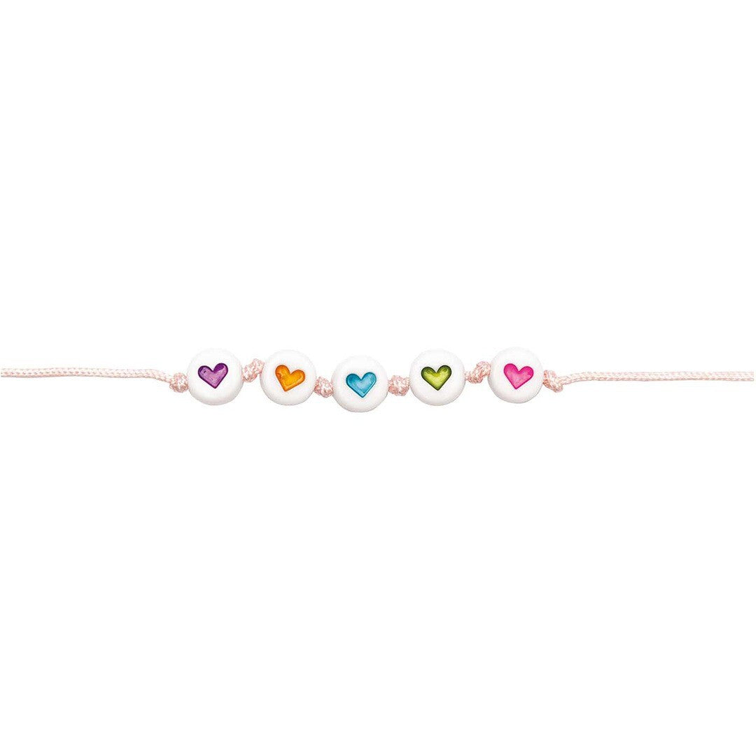 Een armband gemaakt van witte ronde kralen met pastelkleurige hartjes, als demonstratie van de kralenset.