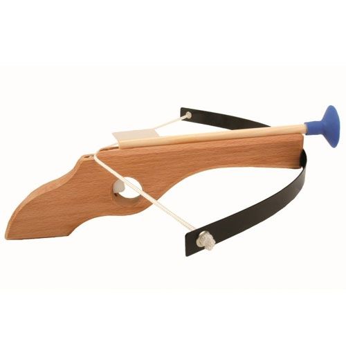 Vah houten speelgoedkruisboog met een pijl met blauwe zuignap.