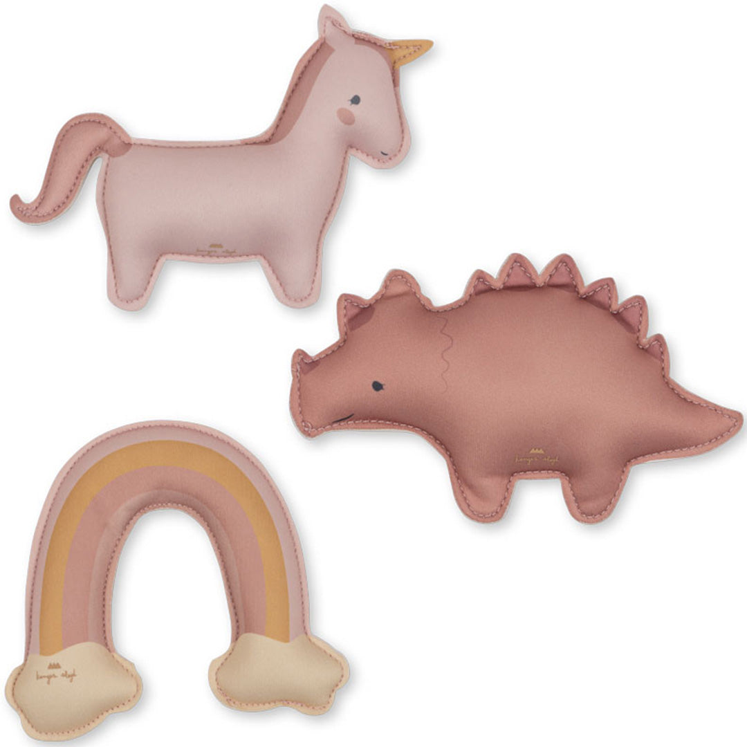 Drie Konges Sløjd roze neopreen duikspeeltjes: een eenhoorn, een dinosaurus en een regenboog.