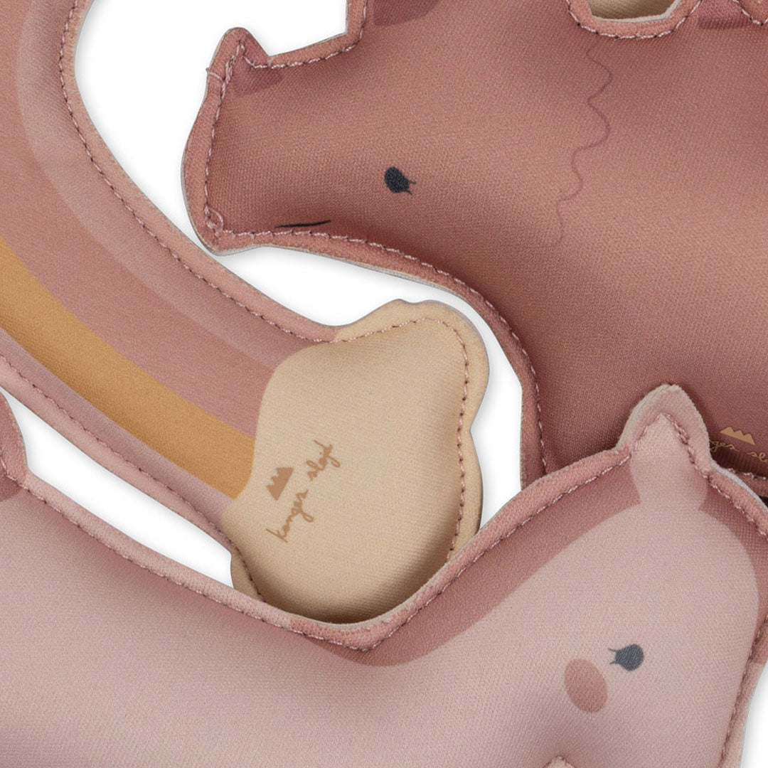Detail van de Konges Sløjd roze neopreen duikspeeltjes, met de regenboog en een dinosaurus.