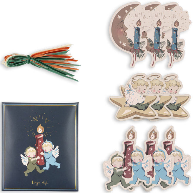Diverse Konges Sløjd kerst cadeaulabels met engeltjes, kaarsen en sterren, en een bundel lintjes.