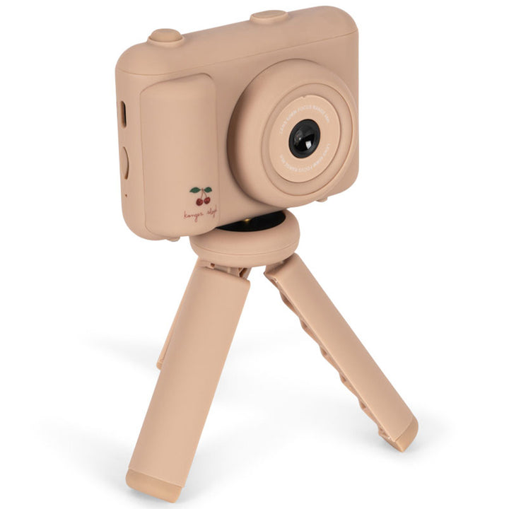 Konges Sløjd kindercamera met kersjespatroon en statief, schuin van voren gefotografeerd.