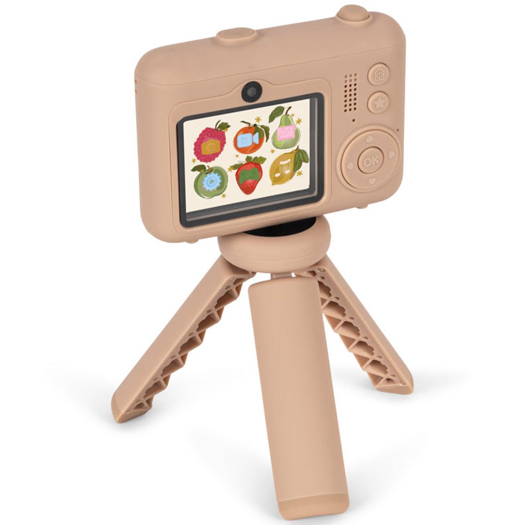 Konges Sløjd kindercamera met kersjespatroon en statief, met het scherm aan waarop fruiticoontjes te zien zijn.