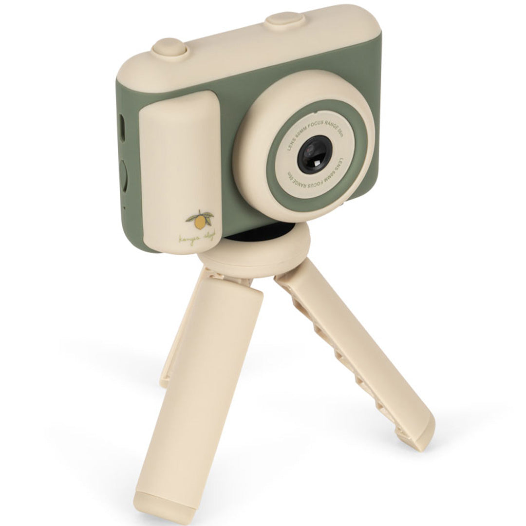 Konges Sløjd kindercamera met lemon-thema op een beige statief.