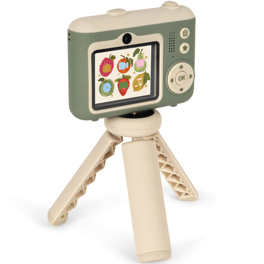 Konges Sløjd kindercamera met fruiticoontjes op het scherm, gemonteerd op een beige statief.