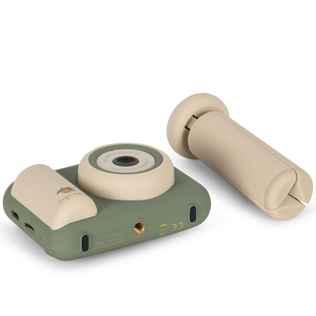 De Konges Sløjd kindercamera met lemon-thema ligt naast de opgevouwen beige statief.