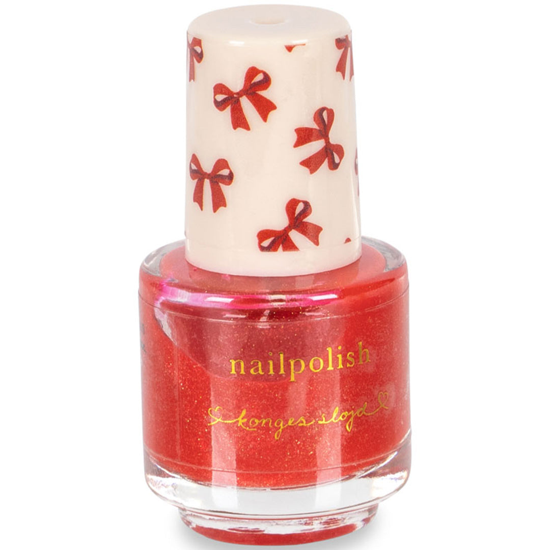Konges Sløjd kindernagellak in een rood flesje met glitter en een dop met strikjespatroon.