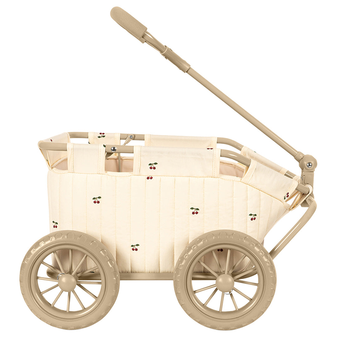 Konges Sløjd poppentrekwagen in beige met kersenpatroon, schuin van voren gefotografeerd.