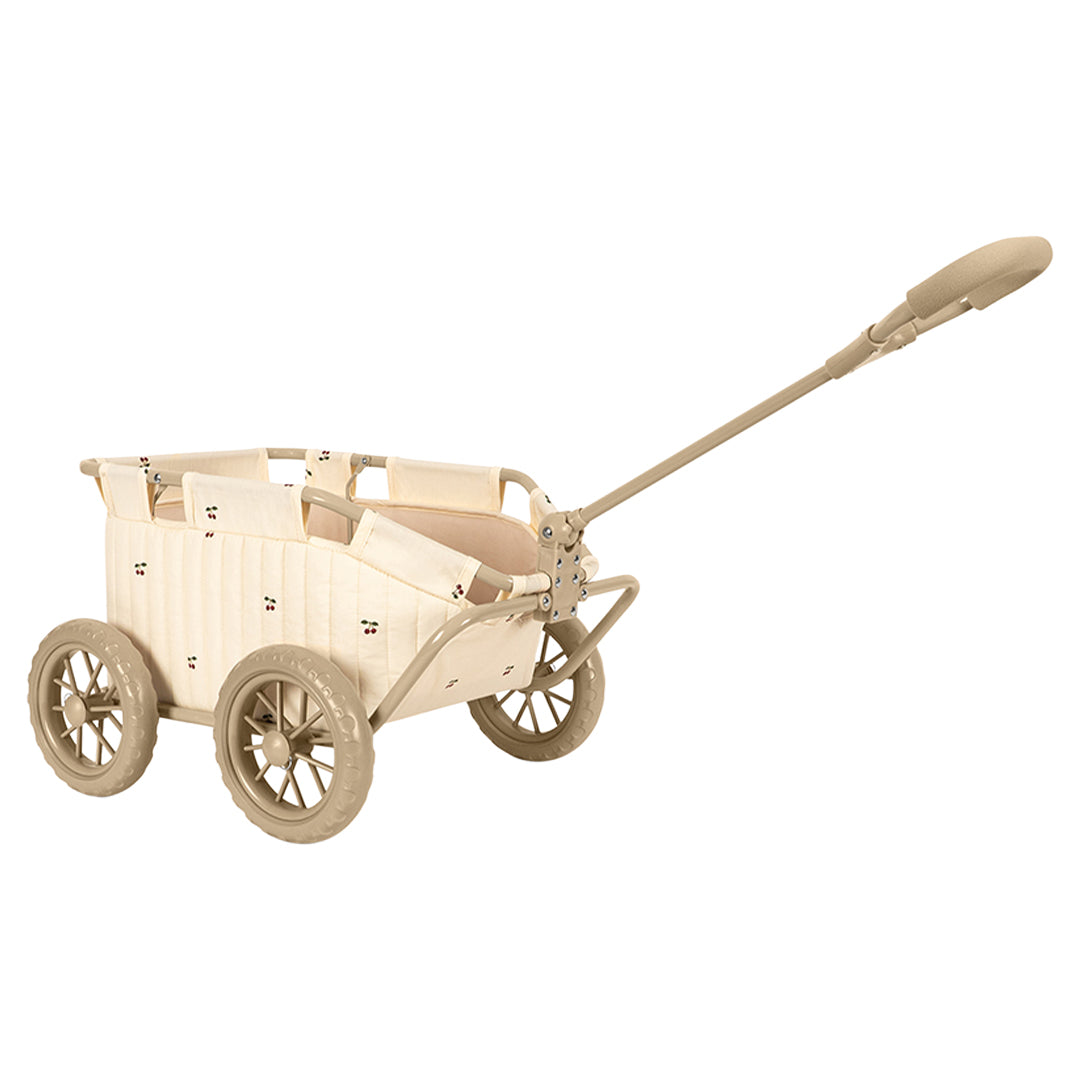 Konges Sløjd poppentrekwagen in beige met kersenpatroon, schuin van achteren gefotografeerd.