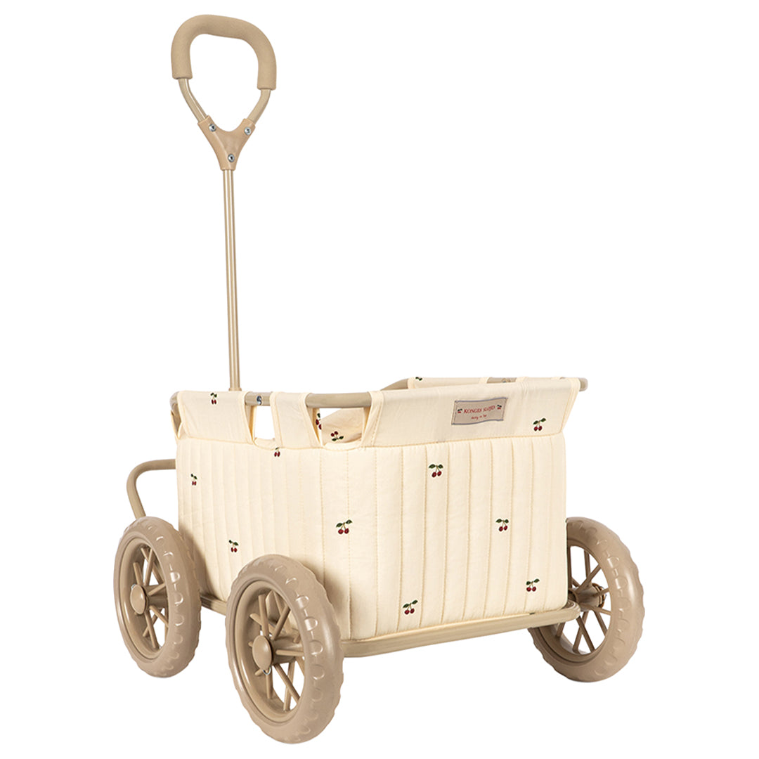 Konges Sløjd poppentrekwagen in beige met kersenpatroon, van voren gefotografeerd.
