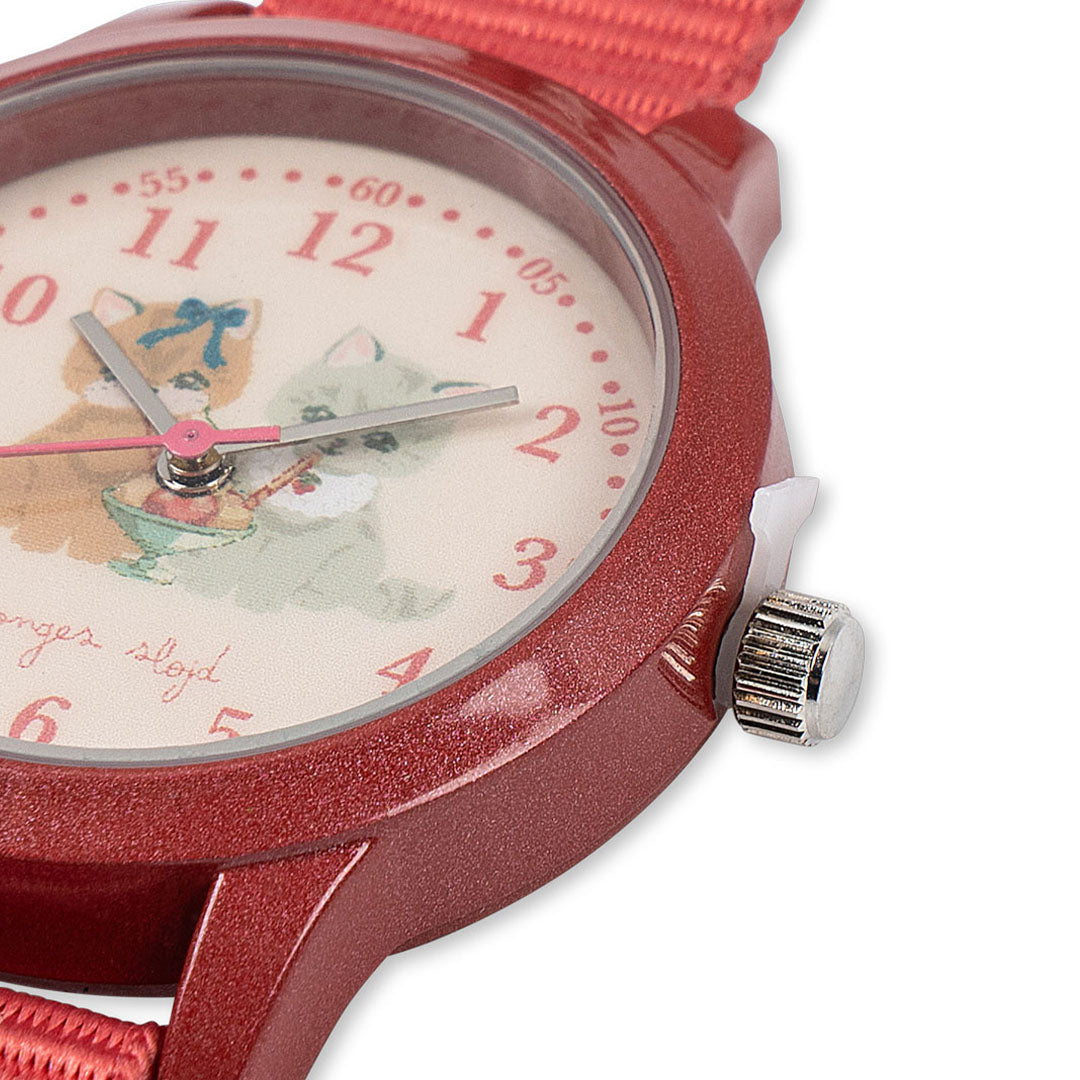 Detail van de wijzerplaat van het Konges Sløjd kinderhorloge met katjes en de kroon.