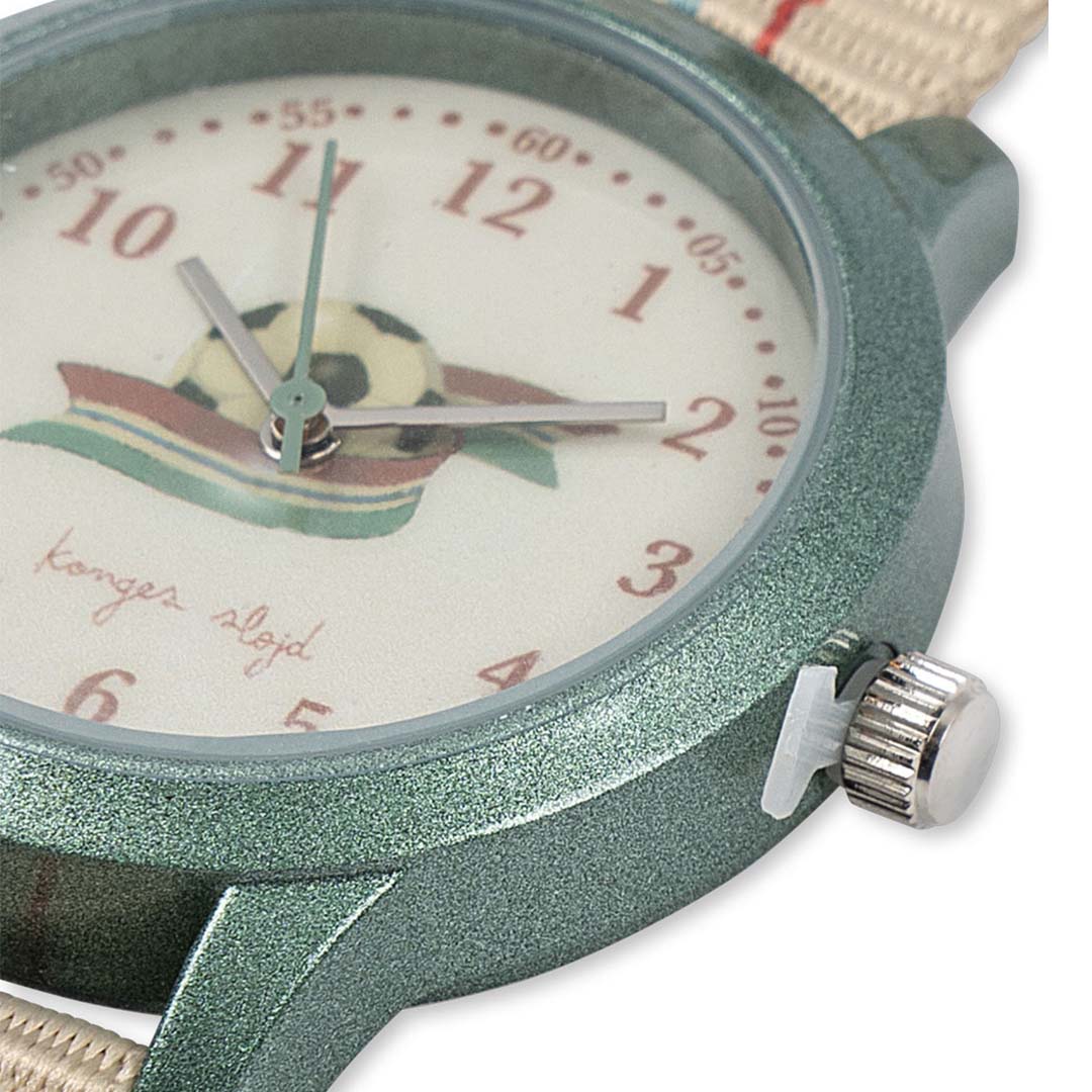Detail van de wijzerplaat van het kinderhorloge met voetbalafbeelding en de groene horlogekast.