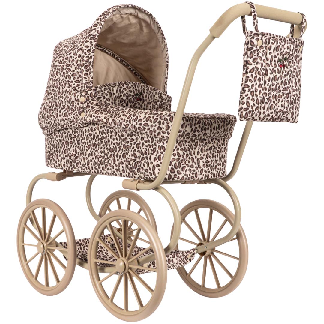 Konges Sløjd poppenwagen met beige frame en leopard print, schuin van voren gefotografeerd.
