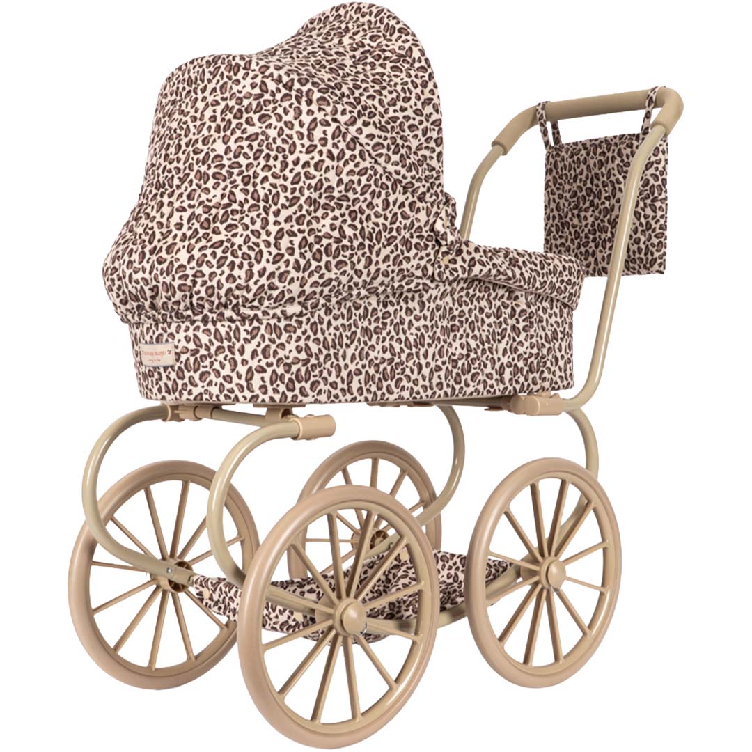 Konges Sløjd poppenwagen met beige frame en leopard print, schuin van voren gefotografeerd.