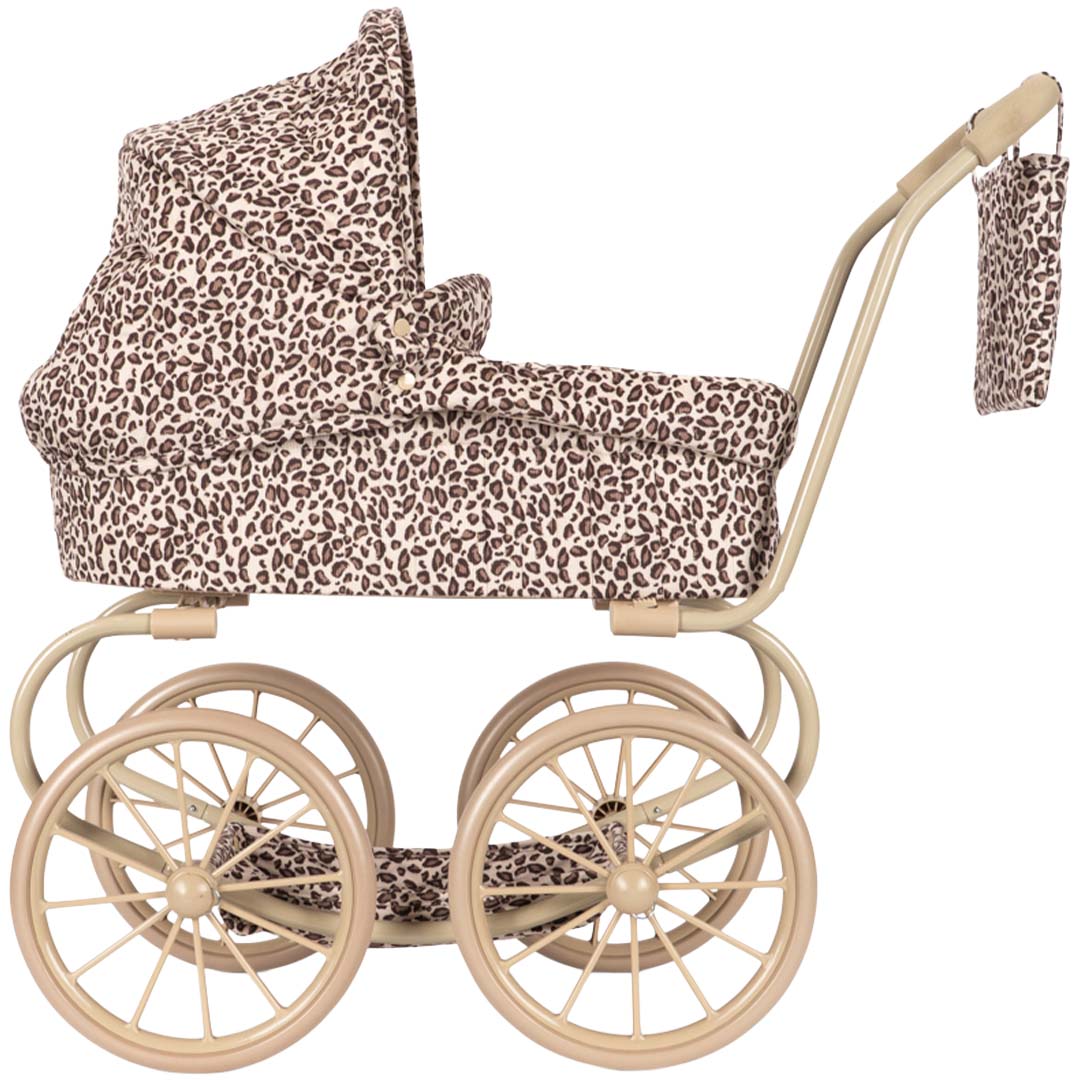 Konges Sløjd poppenwagen met beige frame en leopard print, van de zijkant gefotografeerd.