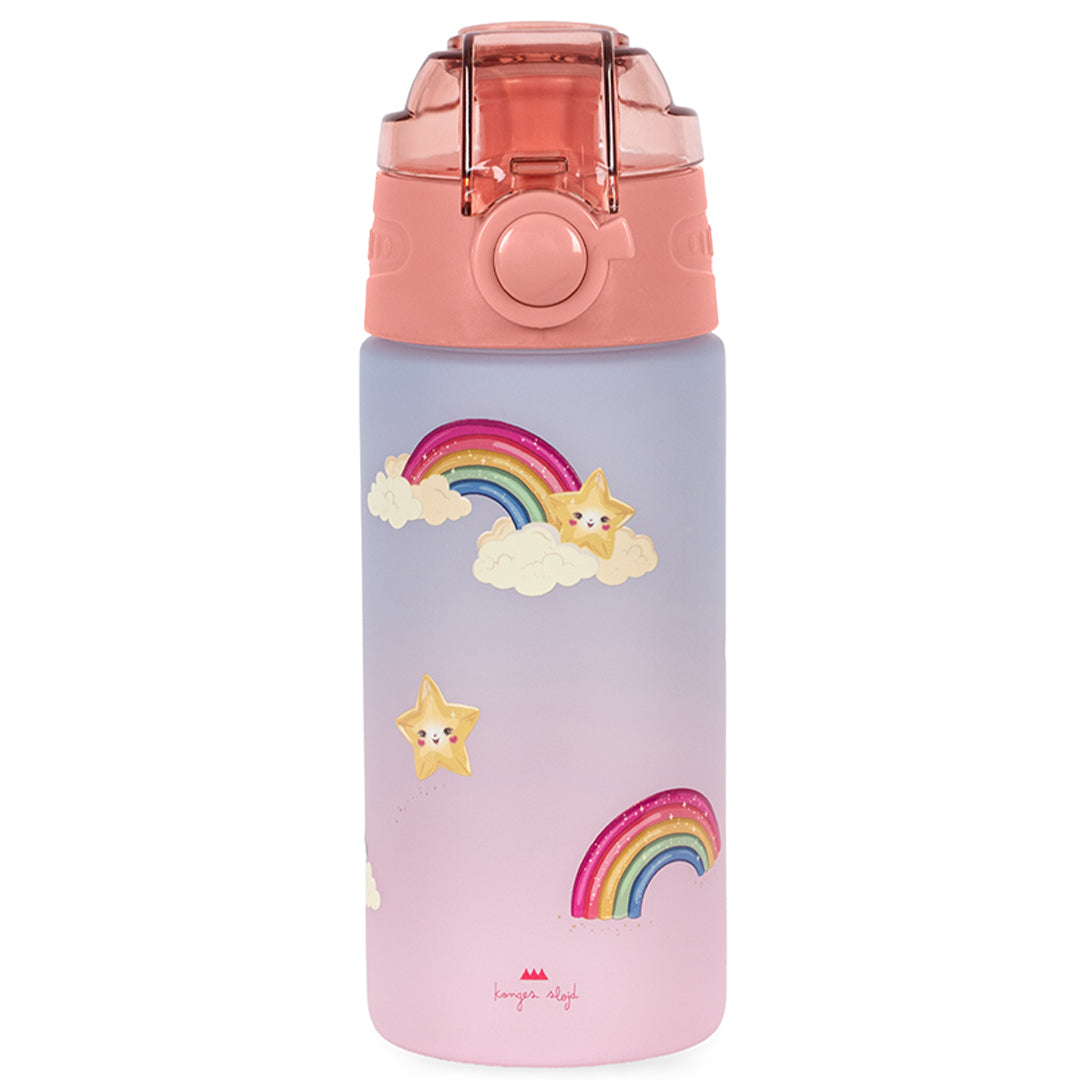 Konges Sløjd drinkfles met regenboog- en sterrenpatroon op een roze-paarse achtergrond.