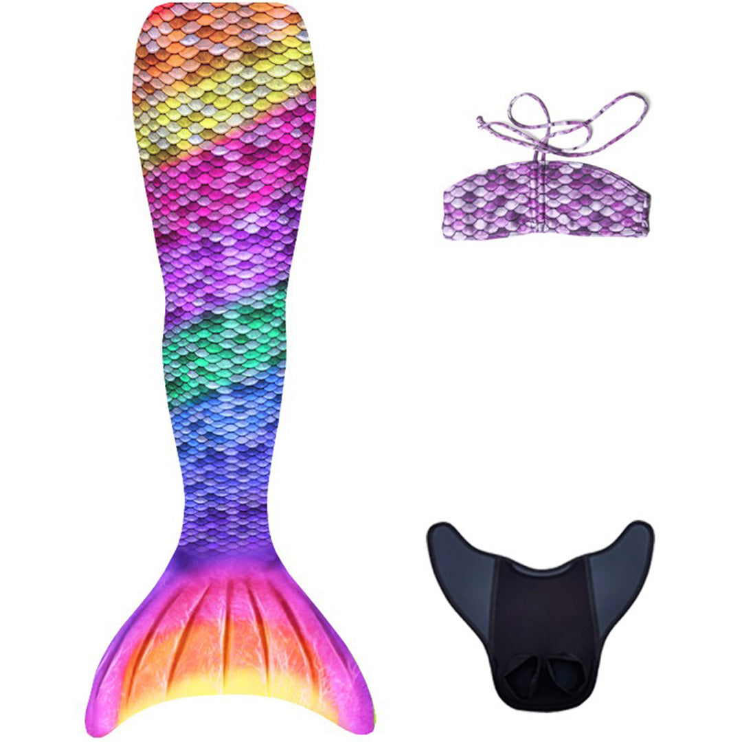 Kuaki Mermaids regenboog zeemeerminstaart set met bikini top en monofin, liggend op een witte achtergrond.